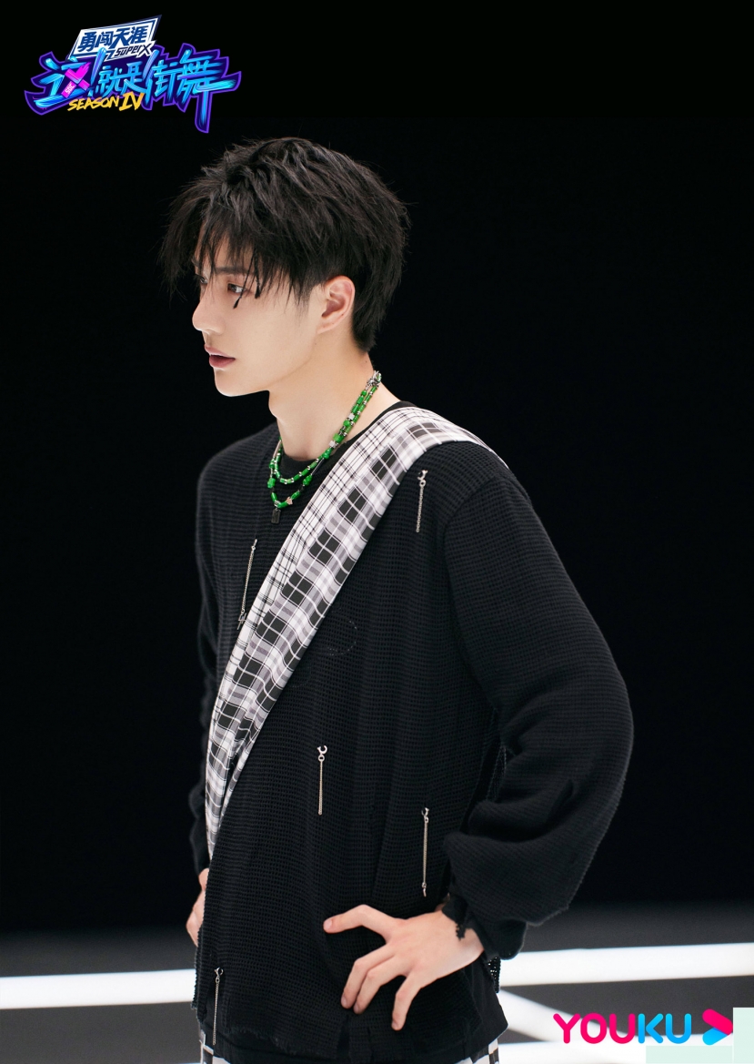 Loạt ảnh siêu 'mlem' của 'báo đen' Vương Nhất Bác tại Street Dance of China 4 - Ảnh 9 Loạt ảnh siêu 'mlem' của 'báo đen' Vương Nhất Bác tại Street Dance of China 4 - Ảnh 9