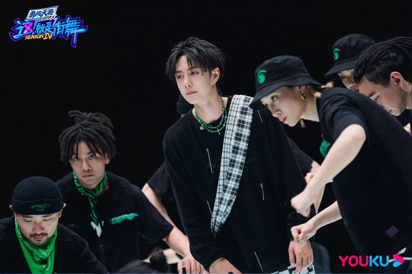 Loạt ảnh siêu 'mlem' của 'báo đen' Vương Nhất Bác tại Street Dance of China 4 - Ảnh 7 Loạt ảnh siêu 'mlem' của 'báo đen' Vương Nhất Bác tại Street Dance of China 4 - Ảnh 7