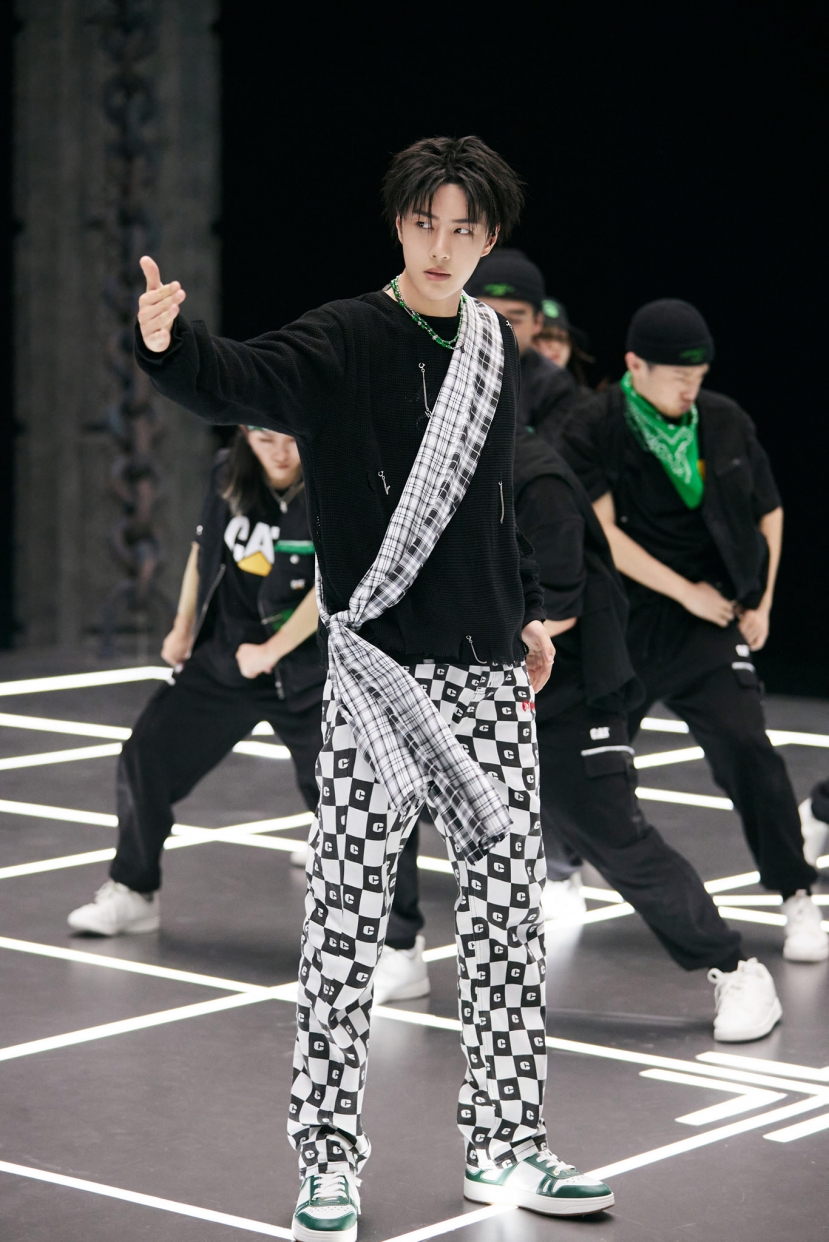 Loạt ảnh siêu 'mlem' của 'báo đen' Vương Nhất Bác tại Street Dance of China 4 - Ảnh 4 Loạt ảnh siêu 'mlem' của 'báo đen' Vương Nhất Bác tại Street Dance of China 4 - Ảnh 4