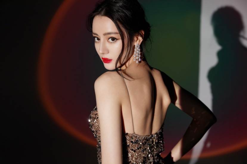 Mỹ nhân Cbiz khoe sắc trong đầm ánh kim: Dương Mịch kiêu sa, Lệ Dĩnh 'xịn' đét - Ảnh 4 Mỹ nhân Cbiz khoe sắc trong đầm ánh kim: Dương Mịch kiêu sa, Lệ Dĩnh 'xịn' đét - Ảnh 4