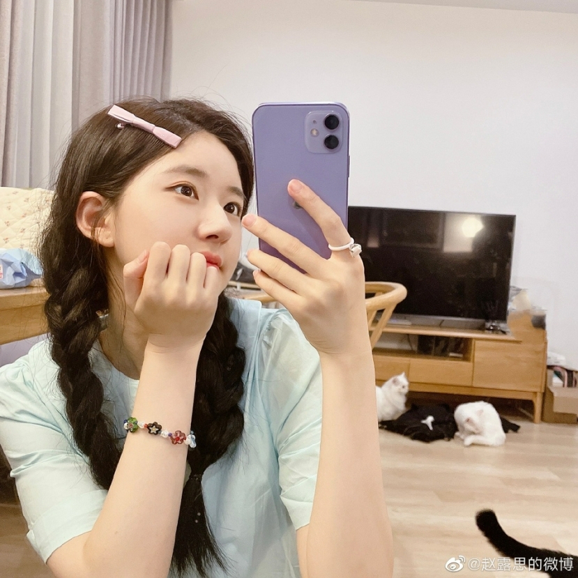 Triệu Lộ Tư là ngôi sao Gen Z có sức ảnh hưởng lớn nhất làng giải trí Hoa ngữ, ở cô nàng luôn toát ra nguồn năng lượng tích cực Triệu Lộ Tư là ngôi sao Gen Z có sức ảnh hưởng lớn nhất làng giải trí Hoa ngữ, ở cô nàng luôn toát ra nguồn năng lượng tích cực