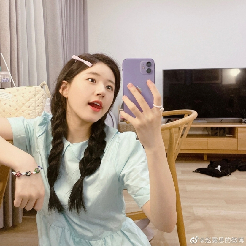 Thả nhẹ bộ ảnh nhí nhố trước gương, Triệu Lộ Tư khiến cả Weibo 'tan chảy' bởi nét đẹp 'kẹo bông gòn' - Ảnh 2 Thả nhẹ bộ ảnh nhí nhố trước gương, Triệu Lộ Tư khiến cả Weibo 'tan chảy' bởi nét đẹp 'kẹo bông gòn' - Ảnh 2