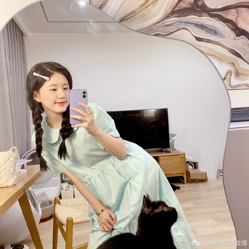Thả nhẹ bộ ảnh nhí nhố trước gương, Triệu Lộ Tư khiến cả Weibo 'tan chảy' bởi nét đẹp 'kẹo bông gòn' - Ảnh 3 Thả nhẹ bộ ảnh nhí nhố trước gương, Triệu Lộ Tư khiến cả Weibo 'tan chảy' bởi nét đẹp 'kẹo bông gòn' - Ảnh 3