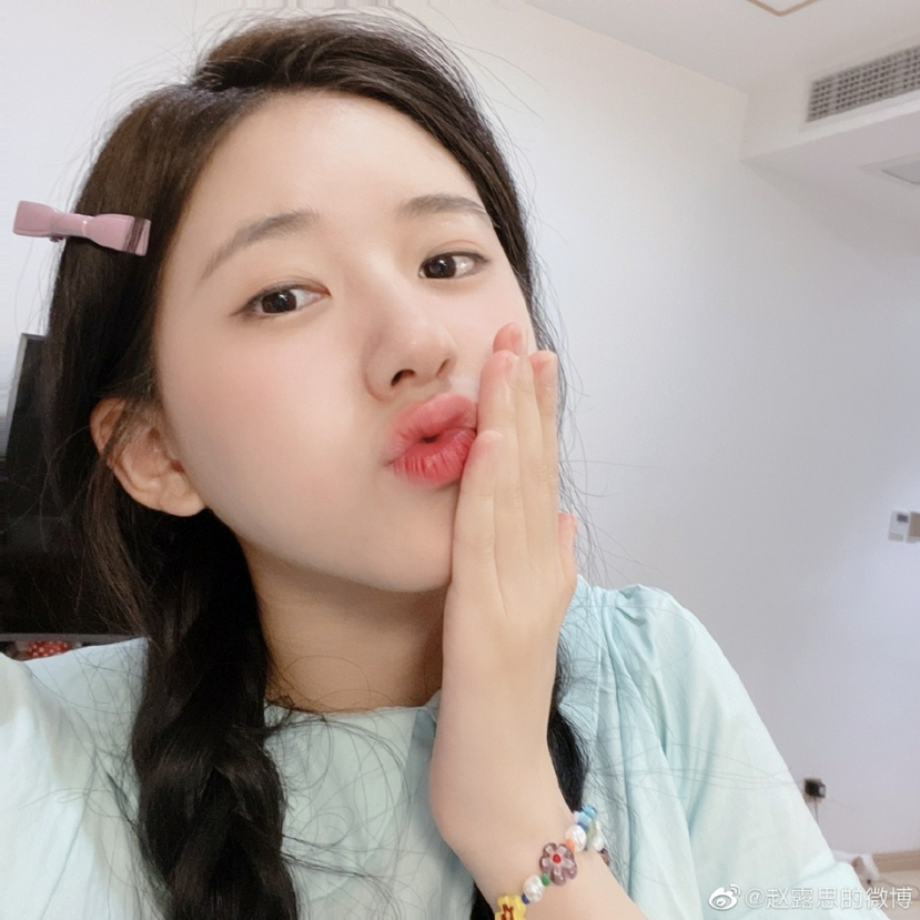 Biểu cảm dễ thương ngọt ngào của Triệu Lộ Tư khiến fan hâm mộ lịm tim Biểu cảm dễ thương ngọt ngào của Triệu Lộ Tư khiến fan hâm mộ lịm tim