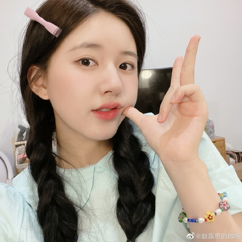 Thả nhẹ bộ ảnh nhí nhố trước gương, Triệu Lộ Tư khiến cả Weibo 'tan chảy' Thả nhẹ bộ ảnh nhí nhố trước gương, Triệu Lộ Tư khiến cả Weibo 'tan chảy'