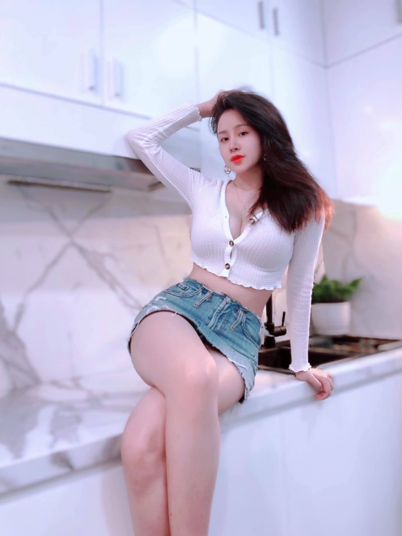 Nấu ăn Bà Tưng vẫn không quên tạo dáng siêu sexy, chị tính đốn mắt dân tình hay gì? Nấu ăn Bà Tưng vẫn không quên tạo dáng siêu sexy, chị tính đốn mắt dân tình hay gì?