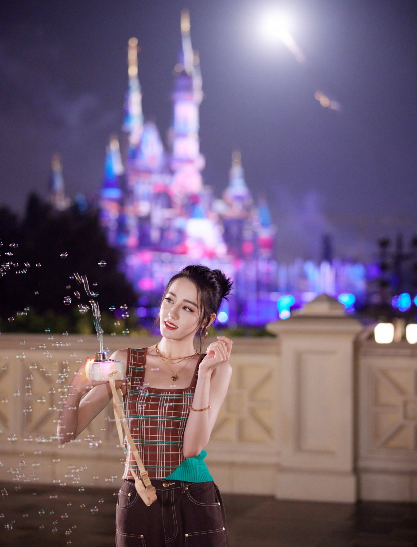 Khoảnh khắc Địch Lệ Nhiệt Ba chơi 'thú nhún' gây sốt cả Weibo: Mãi là 'em bé' của Dương Dương nhé! - Ảnh 8 Khoảnh khắc Địch Lệ Nhiệt Ba chơi 'thú nhún' gây sốt cả Weibo: Mãi là 'em bé' của Dương Dương nhé! - Ảnh 8