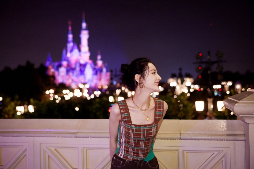 Khoảnh khắc Địch Lệ Nhiệt Ba chơi 'thú nhún' gây sốt cả Weibo: Mãi là 'em bé' của Dương Dương nhé! - Ảnh 7 Khoảnh khắc Địch Lệ Nhiệt Ba chơi 'thú nhún' gây sốt cả Weibo: Mãi là 'em bé' của Dương Dương nhé! - Ảnh 7
