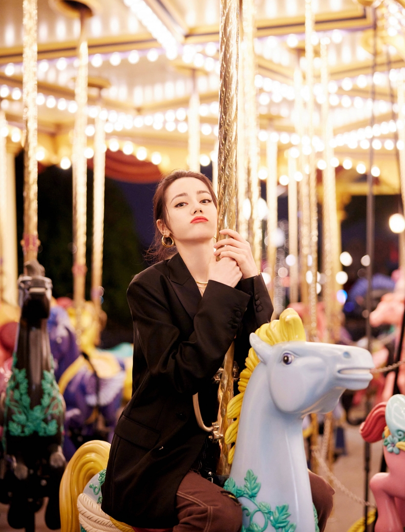 Khoảnh khắc Địch Lệ Nhiệt Ba chơi 'thú nhún' gây sốt cả Weibo: Mãi là 'em bé' của Dương Dương nhé! - Ảnh 3 Khoảnh khắc Địch Lệ Nhiệt Ba chơi 'thú nhún' gây sốt cả Weibo: Mãi là 'em bé' của Dương Dương nhé! - Ảnh 3