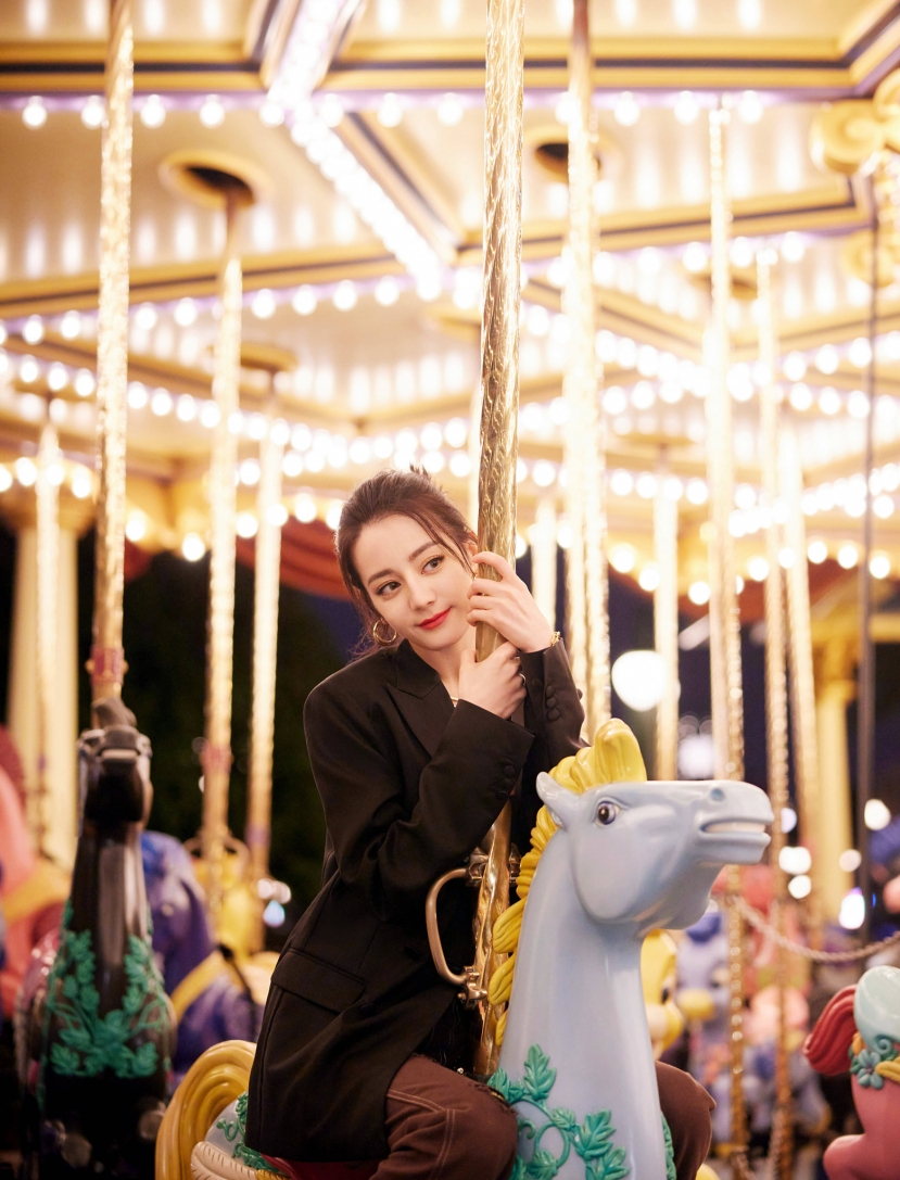 Khoảnh khắc Địch Lệ Nhiệt Ba chơi 'thú nhún' gây sốt cả Weibo: Mãi là 'em bé' của Dương Dương nhé! - Ảnh 2 Khoảnh khắc Địch Lệ Nhiệt Ba chơi 'thú nhún' gây sốt cả Weibo: Mãi là 'em bé' của Dương Dương nhé! - Ảnh 2