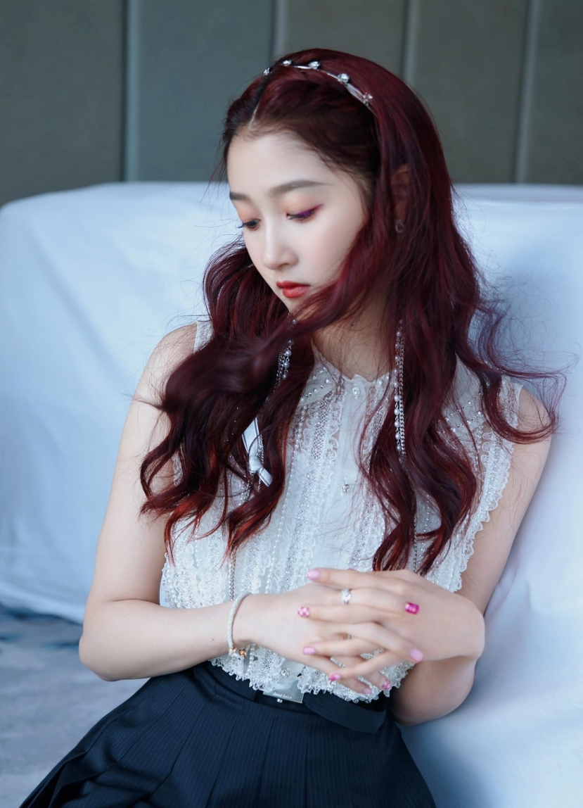 Phụ kiện cũng vô cùng rườm rà, duy chỉ có mái tóc nâu đồng thời thượng, nổi bật nước da trắng tựa hoa sứ của Quan Hiểu Đồng Phụ kiện cũng vô cùng rườm rà, duy chỉ có mái tóc nâu đồng thời thượng, nổi bật nước da trắng tựa hoa sứ của Quan Hiểu Đồng