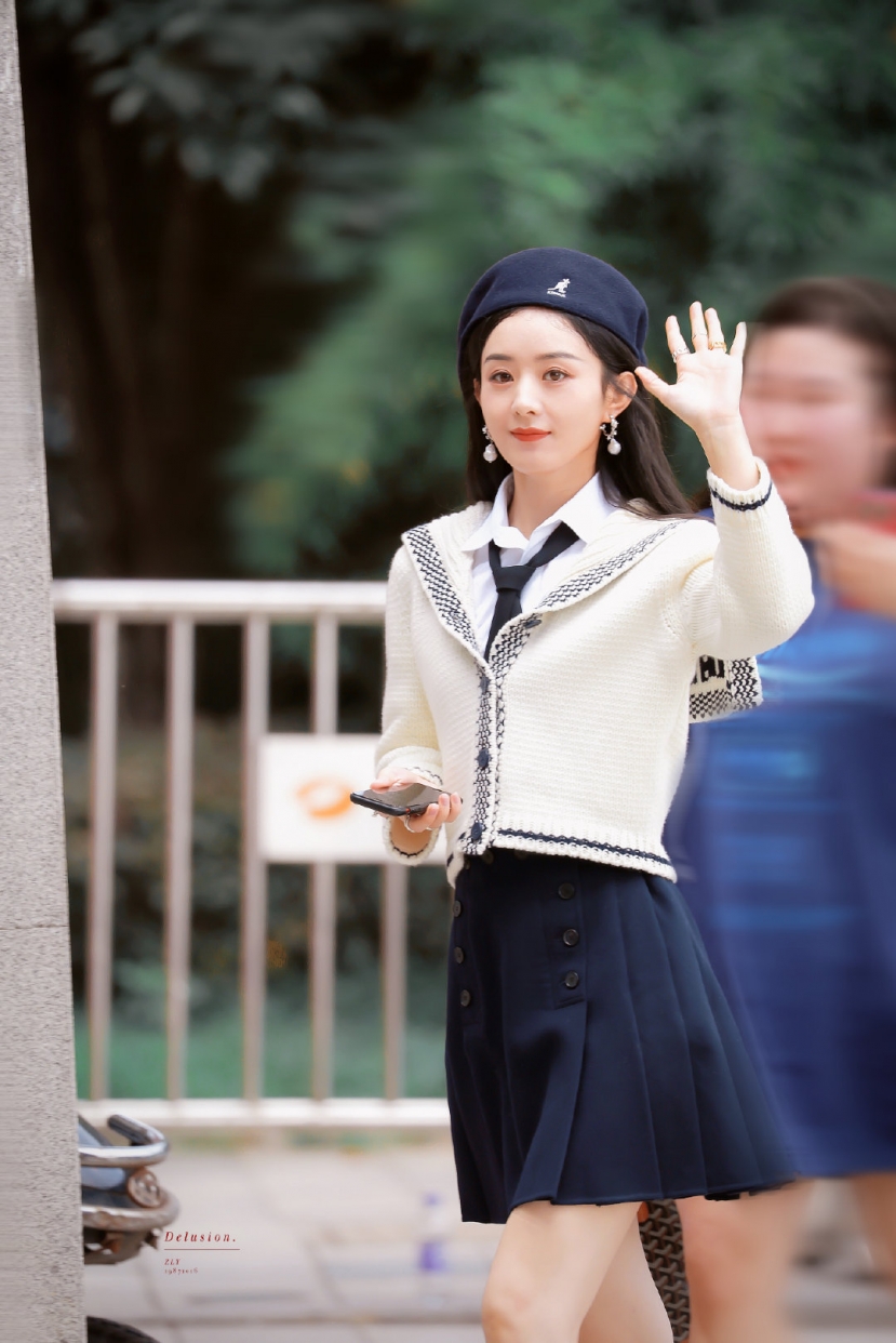 Những lần Triệu Lệ Dĩnh ‘cưa sừng làm nghé’ thành nữ sinh trung học: Xấu đẹp khoan bàn, nhưng nể nhất là 'tinh thần thép' - Ảnh 1 Những lần Triệu Lệ Dĩnh ‘cưa sừng làm nghé’ thành nữ sinh trung học: Xấu đẹp khoan bàn, nhưng nể nhất là 'tinh thần thép' - Ảnh 1