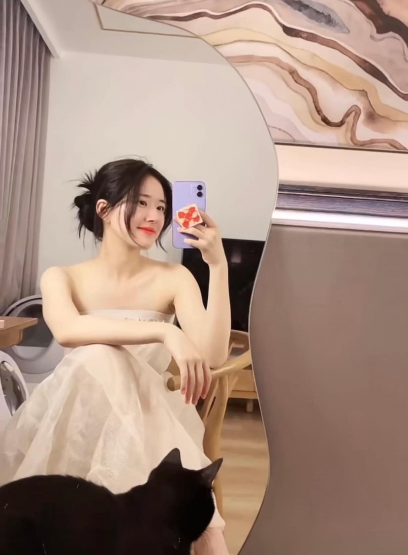 Dù ở nhà, nhưng Triệu Lộ Tư vẫn vô cùng gợi cảm, điệu đà, đúng với câu nói: Là con gái phải đẹp mọi lúc mọi nơi Dù ở nhà, nhưng Triệu Lộ Tư vẫn vô cùng gợi cảm, điệu đà, đúng với câu nói: Là con gái phải đẹp mọi lúc mọi nơi