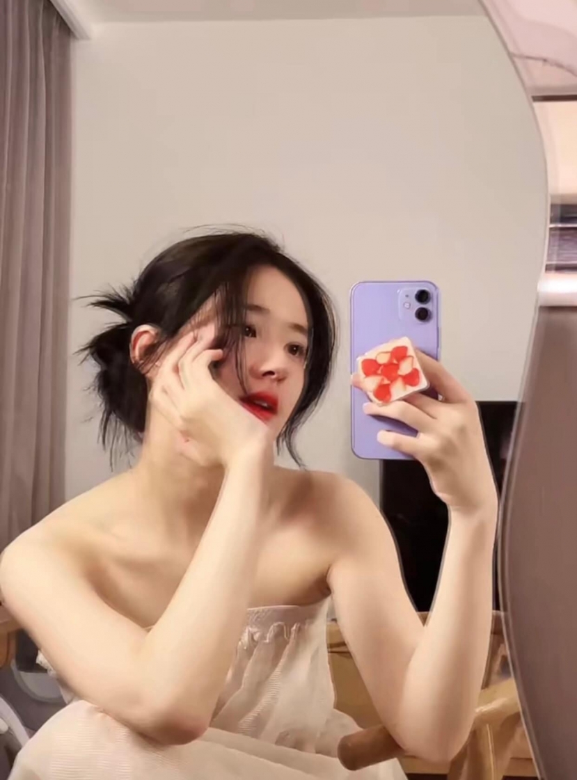 Triệu Lộ Tư khiến dân tình điên đảo bởi visual trong trẻo, ngọt ngào trong clip nhỉ nhố trước gương Triệu Lộ Tư khiến dân tình điên đảo bởi visual trong trẻo, ngọt ngào trong clip nhỉ nhố trước gương