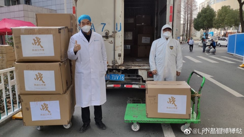 Tiêu Chiến xông pha viện trợ cho địa phương nhiều vật phẩm, dụng cụ y tế cho bệnh viện ở Vũ Hán Tiêu Chiến xông pha viện trợ cho địa phương nhiều vật phẩm, dụng cụ y tế cho bệnh viện ở Vũ Hán