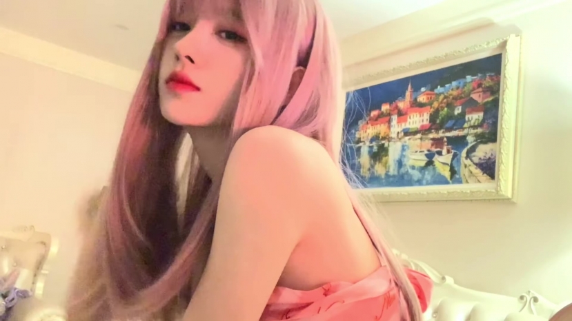 Quan Hiểu Đồng lâu lắm mới chịu 'đảo ngói', nhưng vẫn bị dân tình chê 'học đòi' Cúc Tịnh Y - Ảnh 1 Quan Hiểu Đồng lâu lắm mới chịu 'đảo ngói', nhưng vẫn bị dân tình chê 'học đòi' Cúc Tịnh Y - Ảnh 1