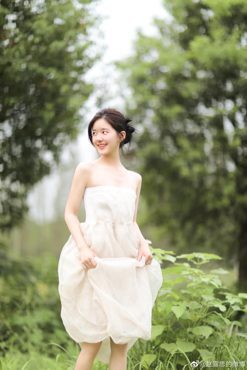 Triệu Lộ Tư đích thị 'thánh nữ mặt mộc' thế hệ mới, làn da xuất sắc chấp luôn độ mịn của giấy A4 - Ảnh 1 Triệu Lộ Tư đích thị 'thánh nữ mặt mộc' thế hệ mới, làn da xuất sắc chấp luôn độ mịn của giấy A4 - Ảnh 1