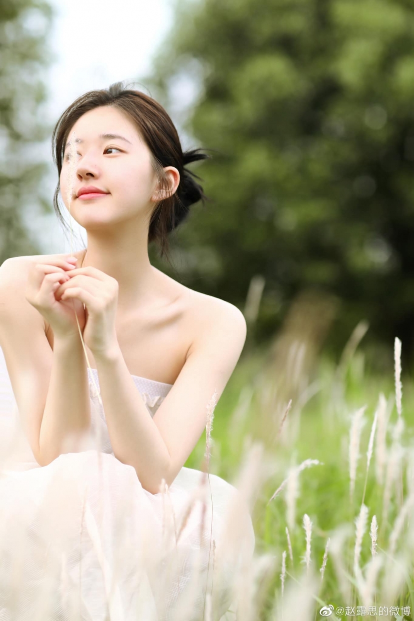 Triệu Lộ Tư khoe nét đẹp thanh thuần trong bộ ảnh mới Triệu Lộ Tư khoe nét đẹp thanh thuần trong bộ ảnh mới