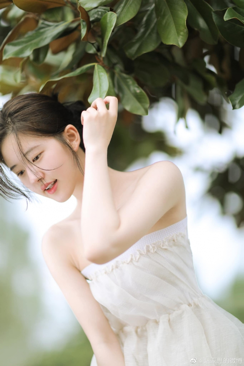 Triệu Lộ Tư đích thị 'thánh nữ mặt mộc' thế hệ mới, làn da xuất sắc chấp luôn độ mịn của giấy A4 - Ảnh 5 Triệu Lộ Tư đích thị 'thánh nữ mặt mộc' thế hệ mới, làn da xuất sắc chấp luôn độ mịn của giấy A4 - Ảnh 5
