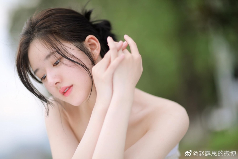 Triệu Lộ Tư đích thị 'thánh nữ mặt mộc' thế hệ mới, làn da xuất sắc chấp luôn độ mịn của giấy A4 - Ảnh 4 Triệu Lộ Tư đích thị 'thánh nữ mặt mộc' thế hệ mới, làn da xuất sắc chấp luôn độ mịn của giấy A4 - Ảnh 4