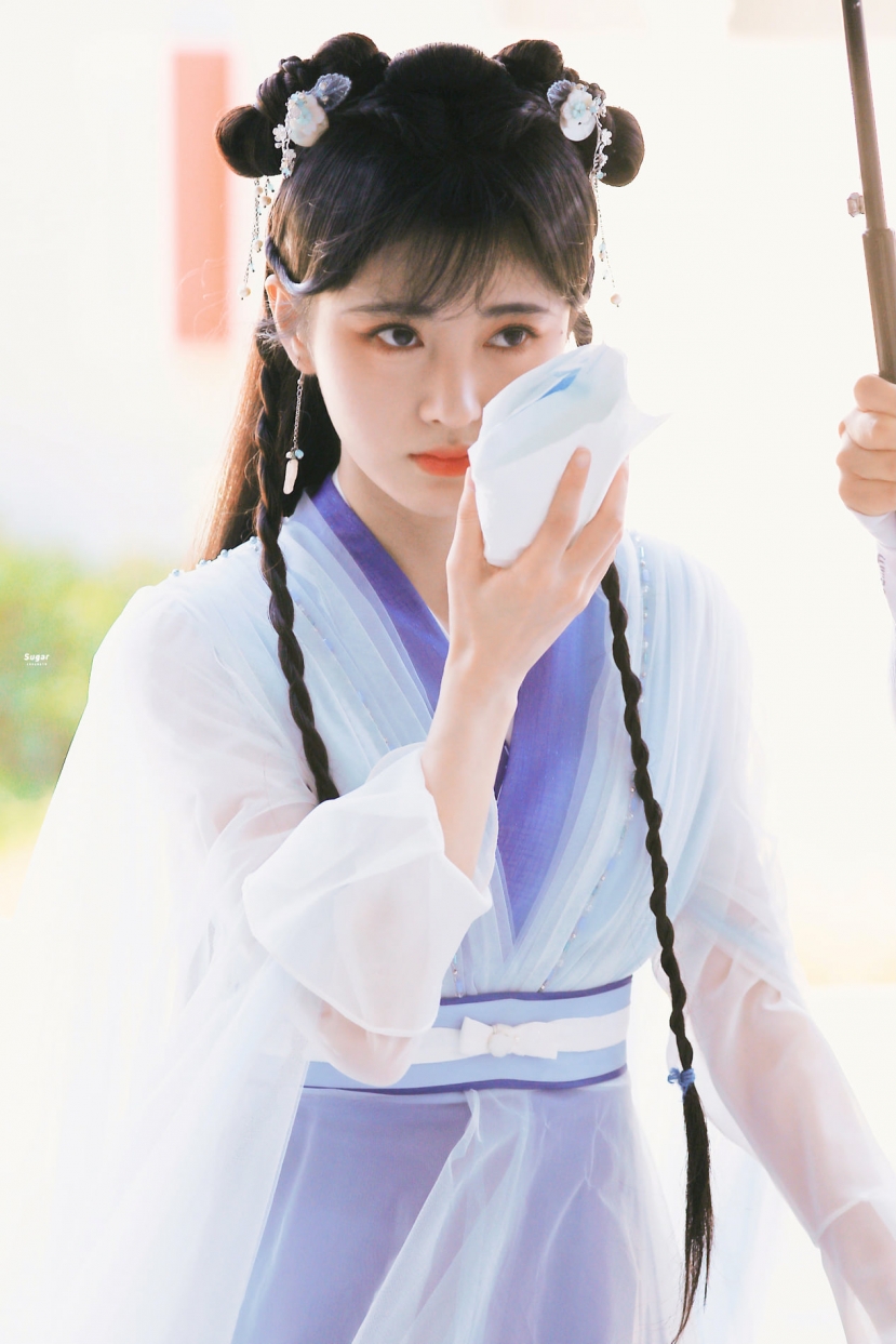 Việc Cúc Tịnh Y 'nhẹ tay' trong khoản makeup giúp cô trông thuần khiết và nhẹ nhàng hơn. Việc Cúc Tịnh Y 'nhẹ tay' trong khoản makeup giúp cô trông thuần khiết và nhẹ nhàng hơn.