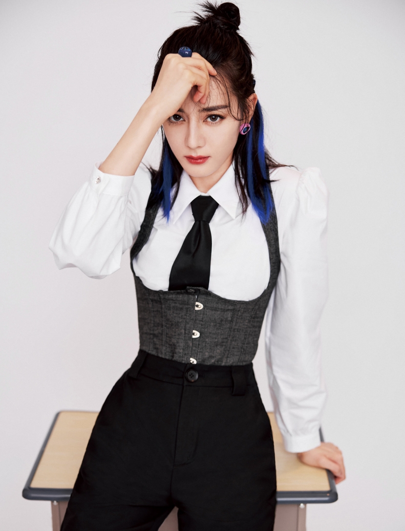 Địch Lệ Nhiệt Ba 'cosplay' thành nữ sinh, nhưng dân tình vẫn tố 'đua đòi' Dương Mịch, Triệu Lệ Dĩnh - Ảnh 1 Địch Lệ Nhiệt Ba 'cosplay' thành nữ sinh, nhưng dân tình vẫn tố 'đua đòi' Dương Mịch, Triệu Lệ Dĩnh - Ảnh 1
