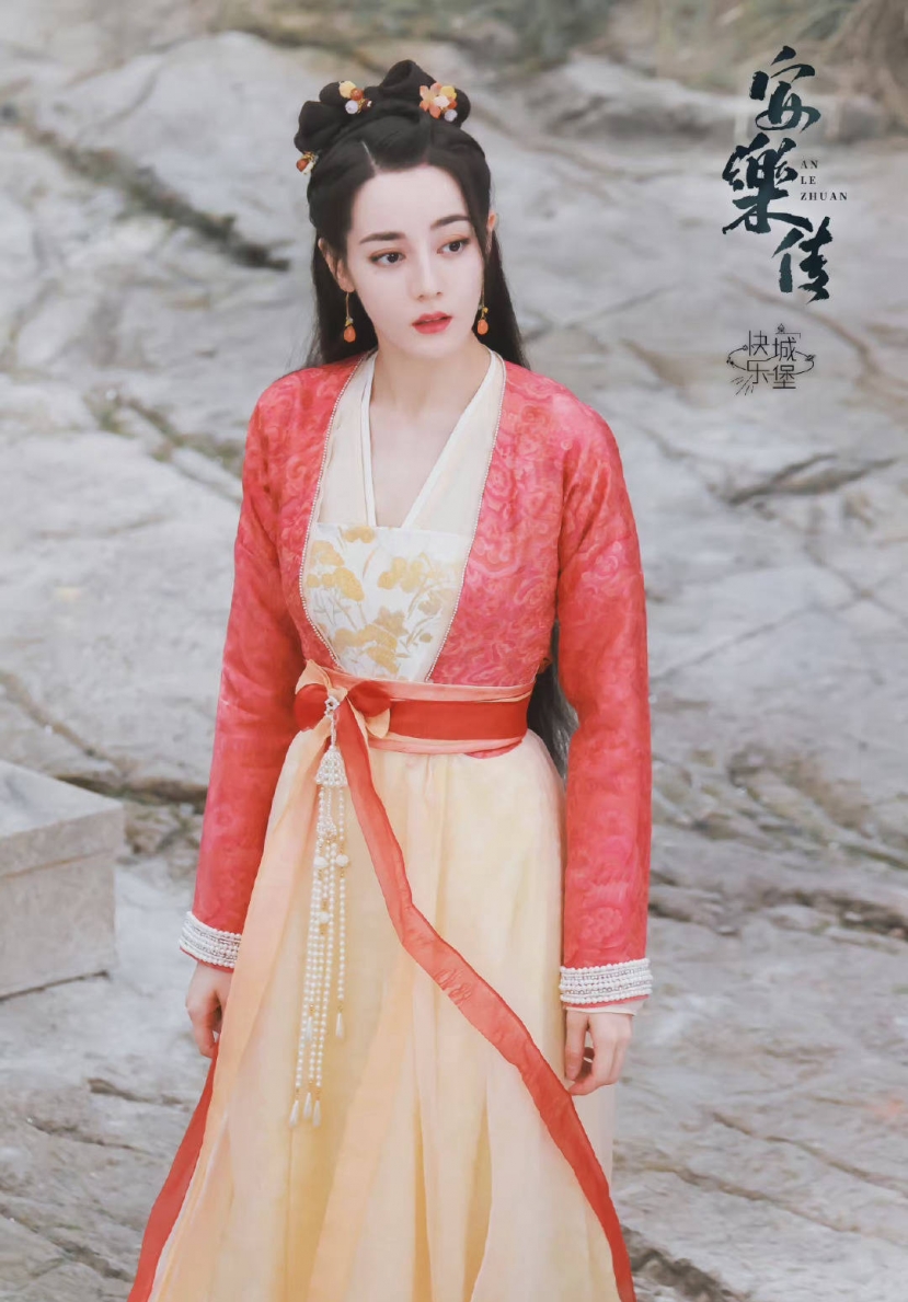 Bộ hồng y tôn lên nước da trắng tựa hoa bưởi của Địch Lệ Nhiệt Ba Bộ hồng y tôn lên nước da trắng tựa hoa bưởi của Địch Lệ Nhiệt Ba