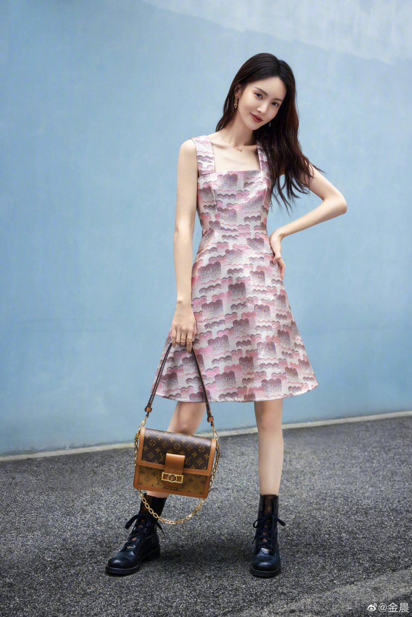 Chiếc túi mà Kim Thần đang sử dụng thuộc dòng Dauphine kích cỡ MM họa tiết monogram Chiếc túi mà Kim Thần đang sử dụng thuộc dòng Dauphine kích cỡ MM họa tiết monogram