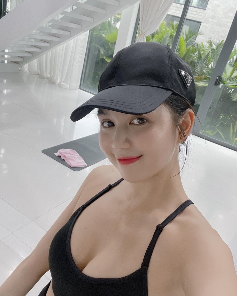 Bờ má phúng phính đáng yêu của người đẹp được nhiều fans vào 'chọc yêu' và Ngọc Trinh cũng chẳng ngại tương tác qua lại Bờ má phúng phính đáng yêu của người đẹp được nhiều fans vào 'chọc yêu' và Ngọc Trinh cũng chẳng ngại tương tác qua lại