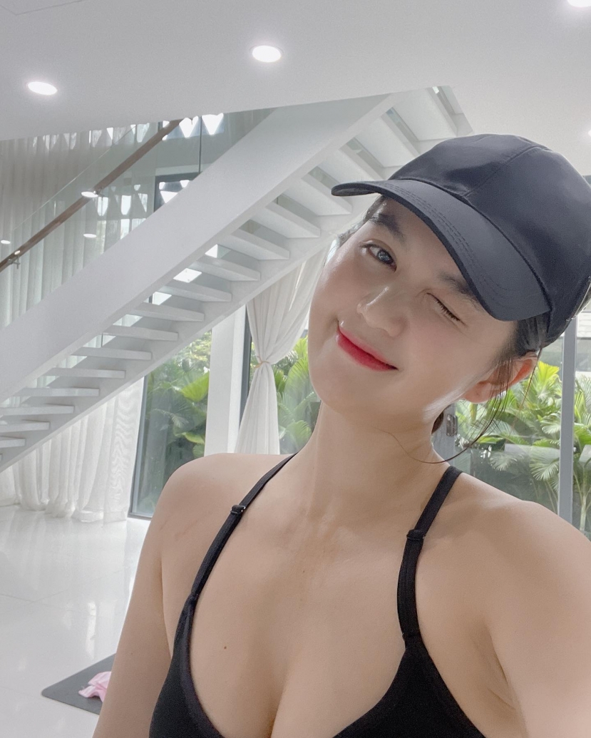 Góc chụp trên xuống phô diễn triệt để 'điểm 1' căng tràn của Ngọc Trinh Góc chụp trên xuống phô diễn triệt để 'điểm 1' căng tràn của Ngọc Trinh