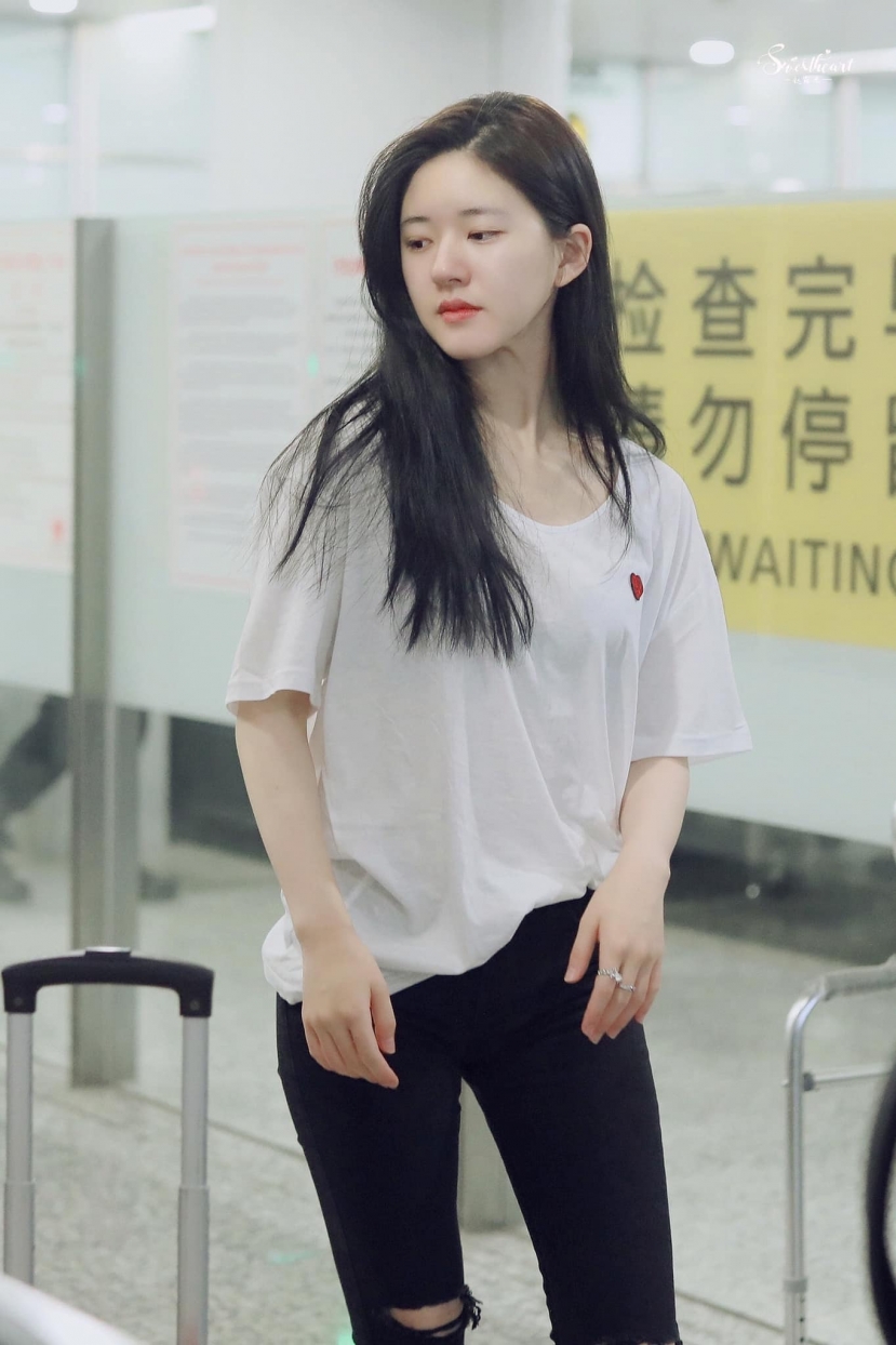 Chỉ trong 1 ngày, Triệu Lộ Tư liên tục bị team qua đường 'bóc' nhan sắc thật : Visual búp bê, nhưng lúc 'trồi' lúc 'sụp' - Ảnh 1 Chỉ trong 1 ngày, Triệu Lộ Tư liên tục bị team qua đường 'bóc' nhan sắc thật : Visual búp bê, nhưng lúc 'trồi' lúc 'sụp' - Ảnh 1