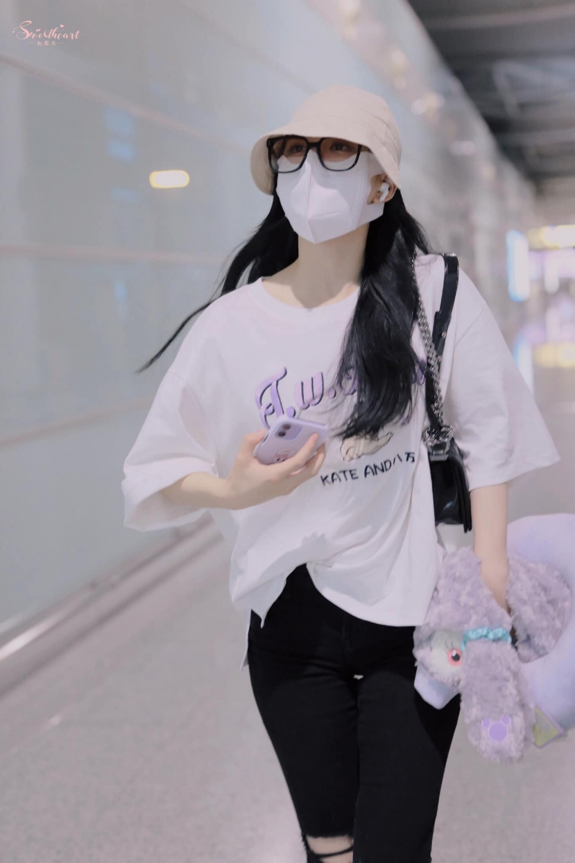 Chỉ trong 1 ngày, Triệu Lộ Tư liên tục bị team qua đường 'bóc' nhan sắc thật : Visual búp bê, nhưng lúc 'trồi' lúc 'sụp' - Ảnh 8 Chỉ trong 1 ngày, Triệu Lộ Tư liên tục bị team qua đường 'bóc' nhan sắc thật : Visual búp bê, nhưng lúc 'trồi' lúc 'sụp' - Ảnh 8
