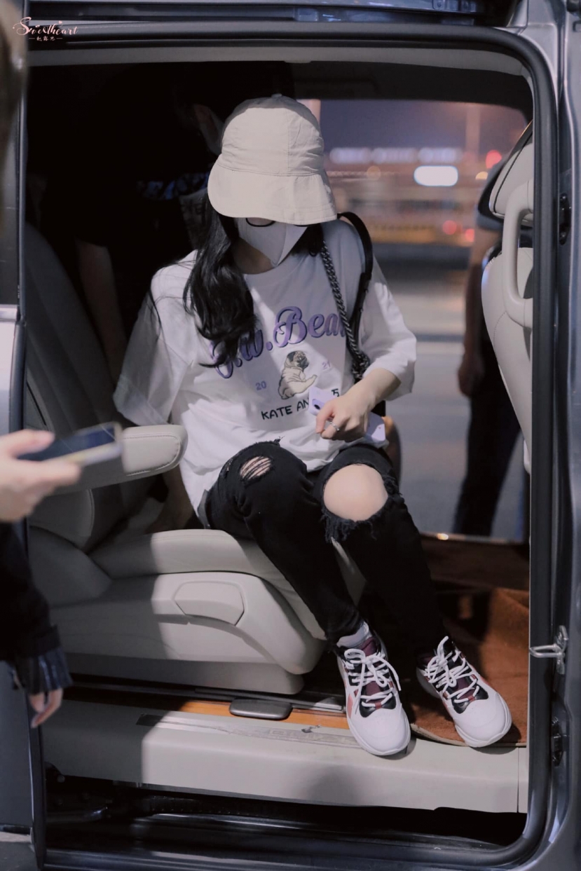 Chỉ trong 1 ngày, Triệu Lộ Tư liên tục bị team qua đường 'bóc' nhan sắc thật : Visual búp bê, nhưng lúc 'trồi' lúc 'sụp' - Ảnh 6 Chỉ trong 1 ngày, Triệu Lộ Tư liên tục bị team qua đường 'bóc' nhan sắc thật : Visual búp bê, nhưng lúc 'trồi' lúc 'sụp' - Ảnh 6