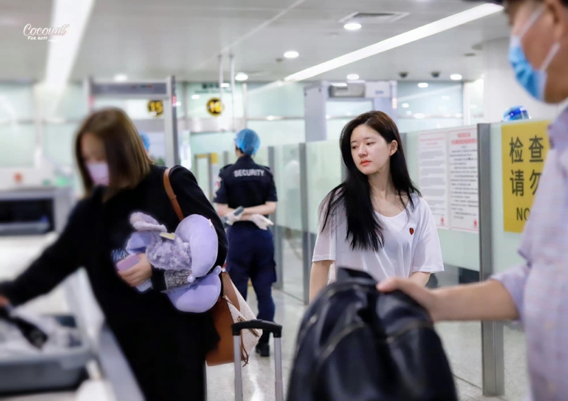 Chỉ trong 1 ngày, Triệu Lộ Tư liên tục bị team qua đường 'bóc' nhan sắc thật : Visual búp bê, nhưng lúc 'trồi' lúc 'sụp' - Ảnh 2 Chỉ trong 1 ngày, Triệu Lộ Tư liên tục bị team qua đường 'bóc' nhan sắc thật : Visual búp bê, nhưng lúc 'trồi' lúc 'sụp' - Ảnh 2