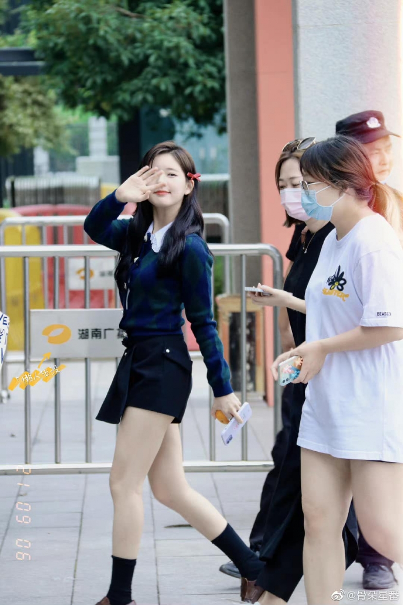 Chỉ trong 1 ngày, Triệu Lộ Tư liên tục bị team qua đường 'bóc' nhan sắc thật : Visual búp bê, nhưng lúc 'trồi' lúc 'sụp' - Ảnh 3 Chỉ trong 1 ngày, Triệu Lộ Tư liên tục bị team qua đường 'bóc' nhan sắc thật : Visual búp bê, nhưng lúc 'trồi' lúc 'sụp' - Ảnh 3