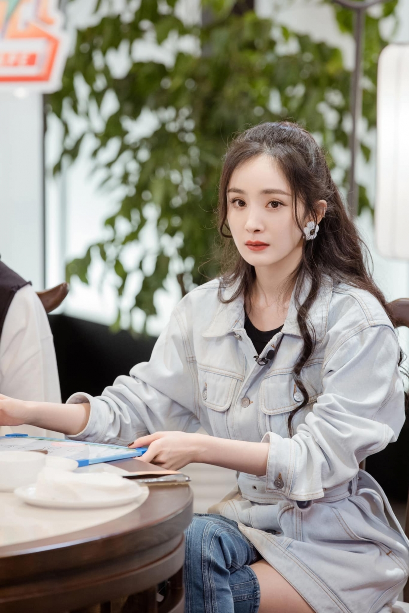 Bị chê lép vế Triệu Lộ Tư, Dương Mịch phục thù với bộ ảnh khoe visual 'chạm định': Đôi chân ai đắt giá nhất? - Ảnh 1 Bị chê lép vế Triệu Lộ Tư, Dương Mịch phục thù với bộ ảnh khoe visual 'chạm định': Đôi chân ai đắt giá nhất? - Ảnh 1