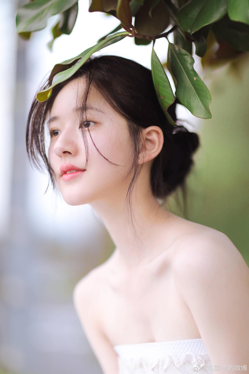 Sợ dính chưởng 'tẩy chay', Triệu Lộ Tư có pha bẻ lái cực khéo giữa ồn ào hẹn hò với Dương Dương - Ảnh 6 Sợ dính chưởng 'tẩy chay', Triệu Lộ Tư có pha bẻ lái cực khéo giữa ồn ào hẹn hò với Dương Dương - Ảnh 6