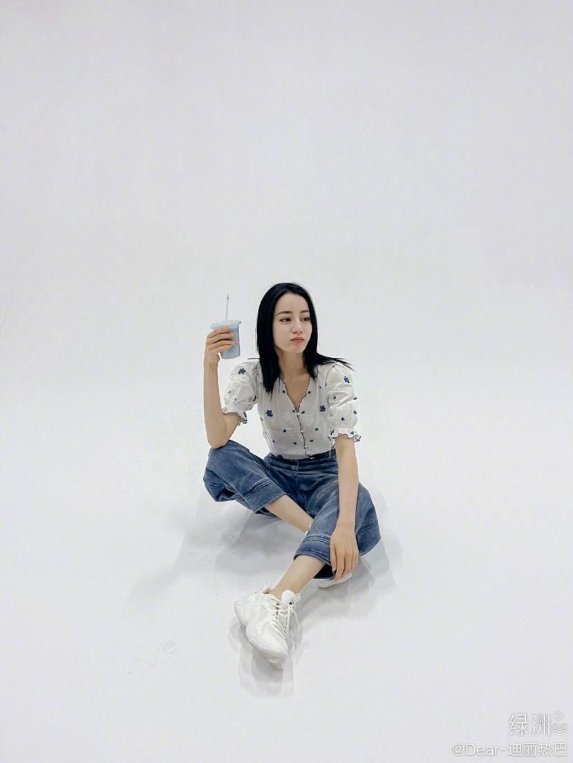 Tuy nhiên, không thể phủ nhận một điều rằng, vóc dáng của Địch Lệ Nhiệt Ba được cô o ép rất cẩn thận Tuy nhiên, không thể phủ nhận một điều rằng, vóc dáng của Địch Lệ Nhiệt Ba được cô o ép rất cẩn thận