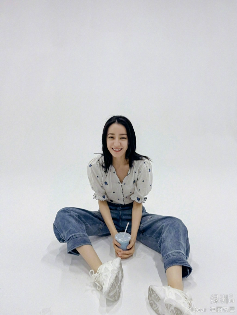 Khi mỹ nhân Tân Cường cười, netizen phát hiện ra bọng mắt của cô nàng sưng to và xuất hiện quầng thâm Khi mỹ nhân Tân Cường cười, netizen phát hiện ra bọng mắt của cô nàng sưng to và xuất hiện quầng thâm