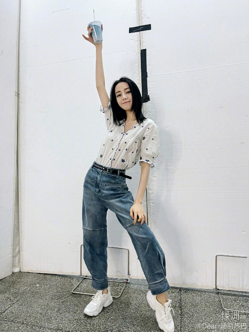 Weibo Địch Lệ Nhiệt Ba cập nhật loạt ảnh mới. Cô nàng gây ấn tượng bởi visual trẻ trung, năng động Weibo Địch Lệ Nhiệt Ba cập nhật loạt ảnh mới. Cô nàng gây ấn tượng bởi visual trẻ trung, năng động