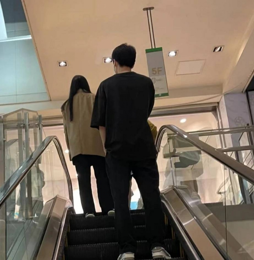 Ở góc chụp sau lưng cho thấy vóc dáng cân đối của Lưu Diệc Phi Ở góc chụp sau lưng cho thấy vóc dáng cân đối của Lưu Diệc Phi
