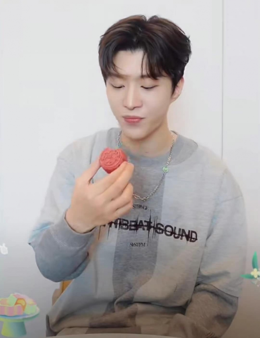 Phạm Thừa Thừa thưởng thức bánh trung thu Phạm Thừa Thừa thưởng thức bánh trung thu