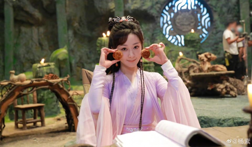 Dương Tử: 'Đoán xem đây là vị gì, chúc mọi người trăng tròn nhà đoàn viên, nhớ ăn bánh Trung Thu nhé, hi hi' Dương Tử: 'Đoán xem đây là vị gì, chúc mọi người trăng tròn nhà đoàn viên, nhớ ăn bánh Trung Thu nhé, hi hi'
