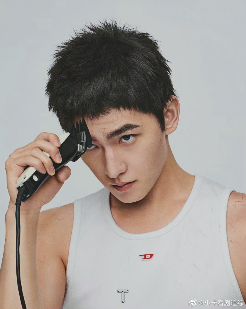 Mỗi lần tung ra bộ ảnh mới, Dương Dương đều khiến fan hâm mộ 'trụy tim' bởi thần thái, nét điển trai của mình Mỗi lần tung ra bộ ảnh mới, Dương Dương đều khiến fan hâm mộ 'trụy tim' bởi thần thái, nét điển trai của mình