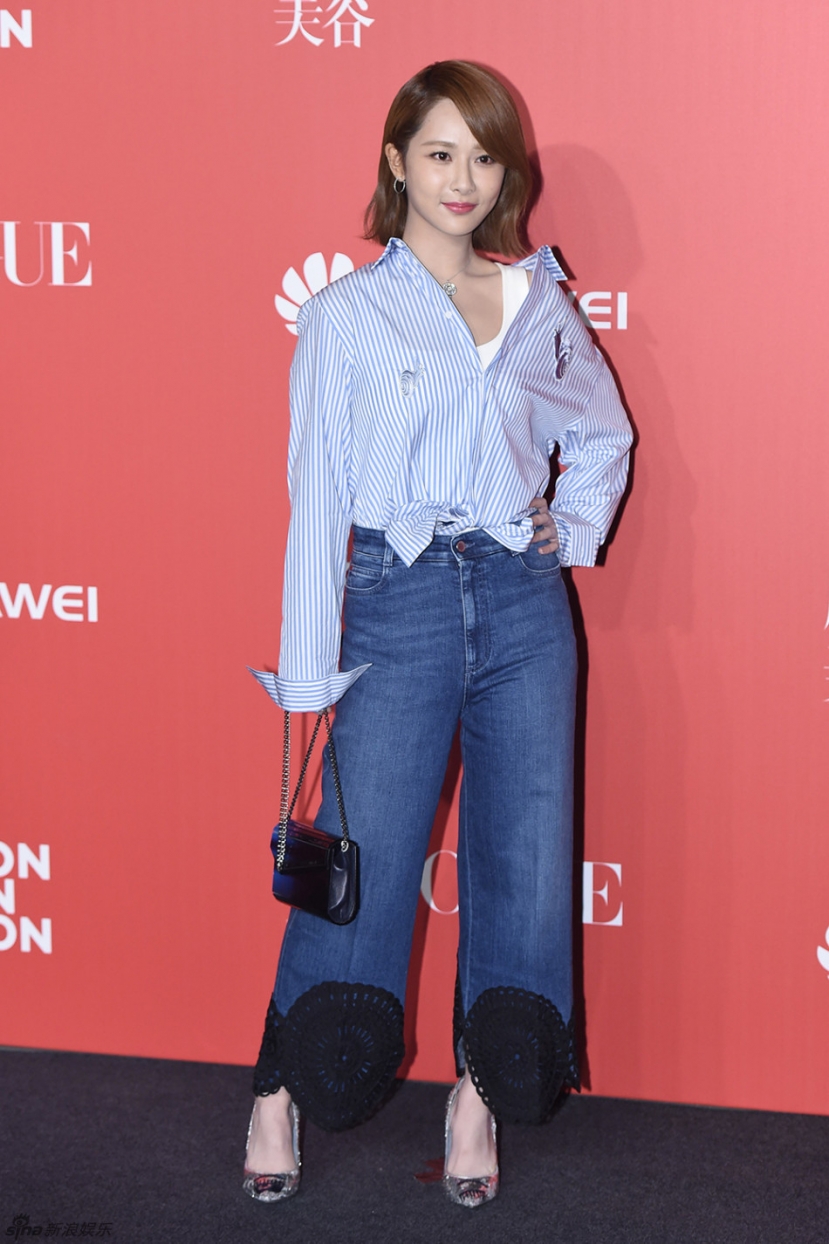 Outfit không có một 'miếng' liên quan nào, mỗi thứ một nhịp Outfit không có một 'miếng' liên quan nào, mỗi thứ một nhịp