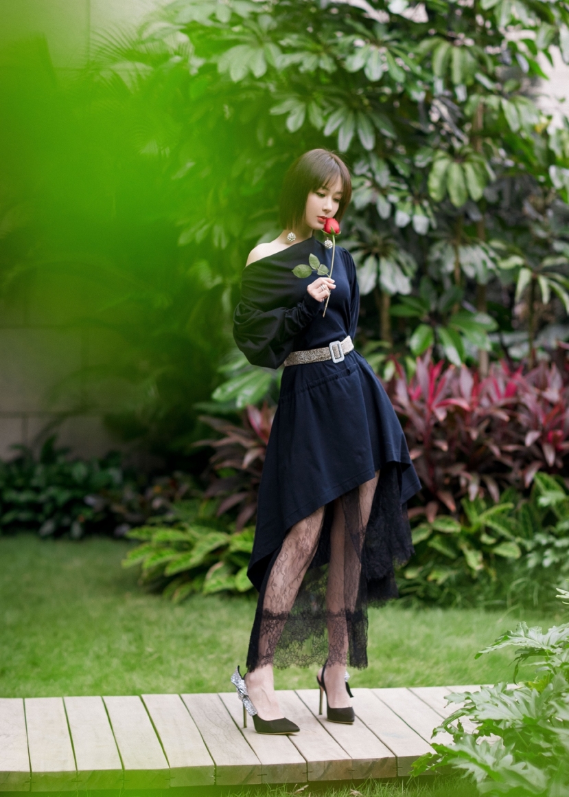 Nói về khoản 'mặc xấu' hiếm ai qua mặt được Dương Tử, chị có thù với stylist hay gì? - Ảnh 3 Nói về khoản 'mặc xấu' hiếm ai qua mặt được Dương Tử, chị có thù với stylist hay gì? - Ảnh 3