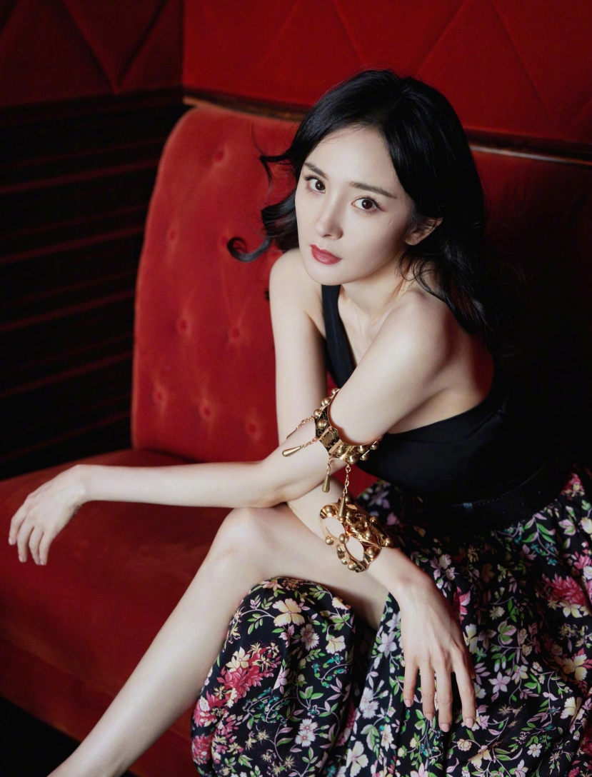 Dương Mịch gây sốt với tạo hình cổ điển trong sự kiện của nhãn hàng ETRO Dương Mịch gây sốt với tạo hình cổ điển trong sự kiện của nhãn hàng ETRO