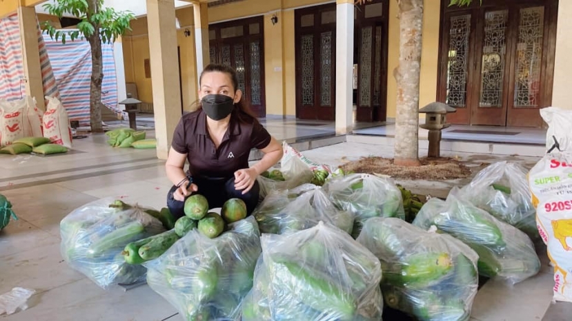 Phi Nhung dành cả thanh xuân để trao đi ‘sự tử tế’: Đóa bạch liên xinh đẹp, vươn mình giữa đời - Ảnh 2 Phi Nhung dành cả thanh xuân để trao đi ‘sự tử tế’: Đóa bạch liên xinh đẹp, vươn mình giữa đời - Ảnh 2