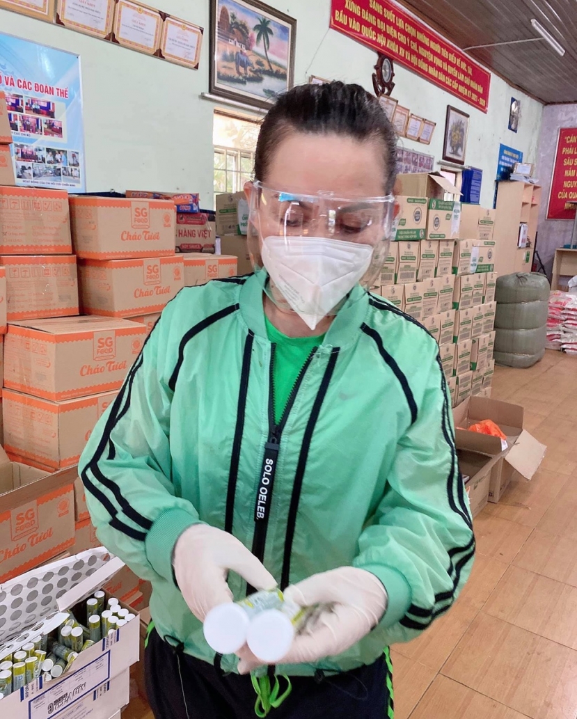 Phi Nhung dành cả thanh xuân để trao đi ‘sự tử tế’: Đóa bạch liên xinh đẹp, vươn mình giữa đời - Ảnh 5 Phi Nhung dành cả thanh xuân để trao đi ‘sự tử tế’: Đóa bạch liên xinh đẹp, vươn mình giữa đời - Ảnh 5