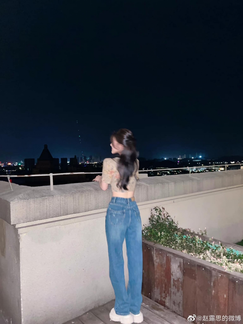 Dù rằng vướng phải nhiều ồn ào về tính cách, song không thể phủ nhận một điều rằng nữ minh tinh sinh năm 1998 sở hữu nét đẹp khiến nhiều người ghen tị Dù rằng vướng phải nhiều ồn ào về tính cách, song không thể phủ nhận một điều rằng nữ minh tinh sinh năm 1998 sở hữu nét đẹp khiến nhiều người ghen tị